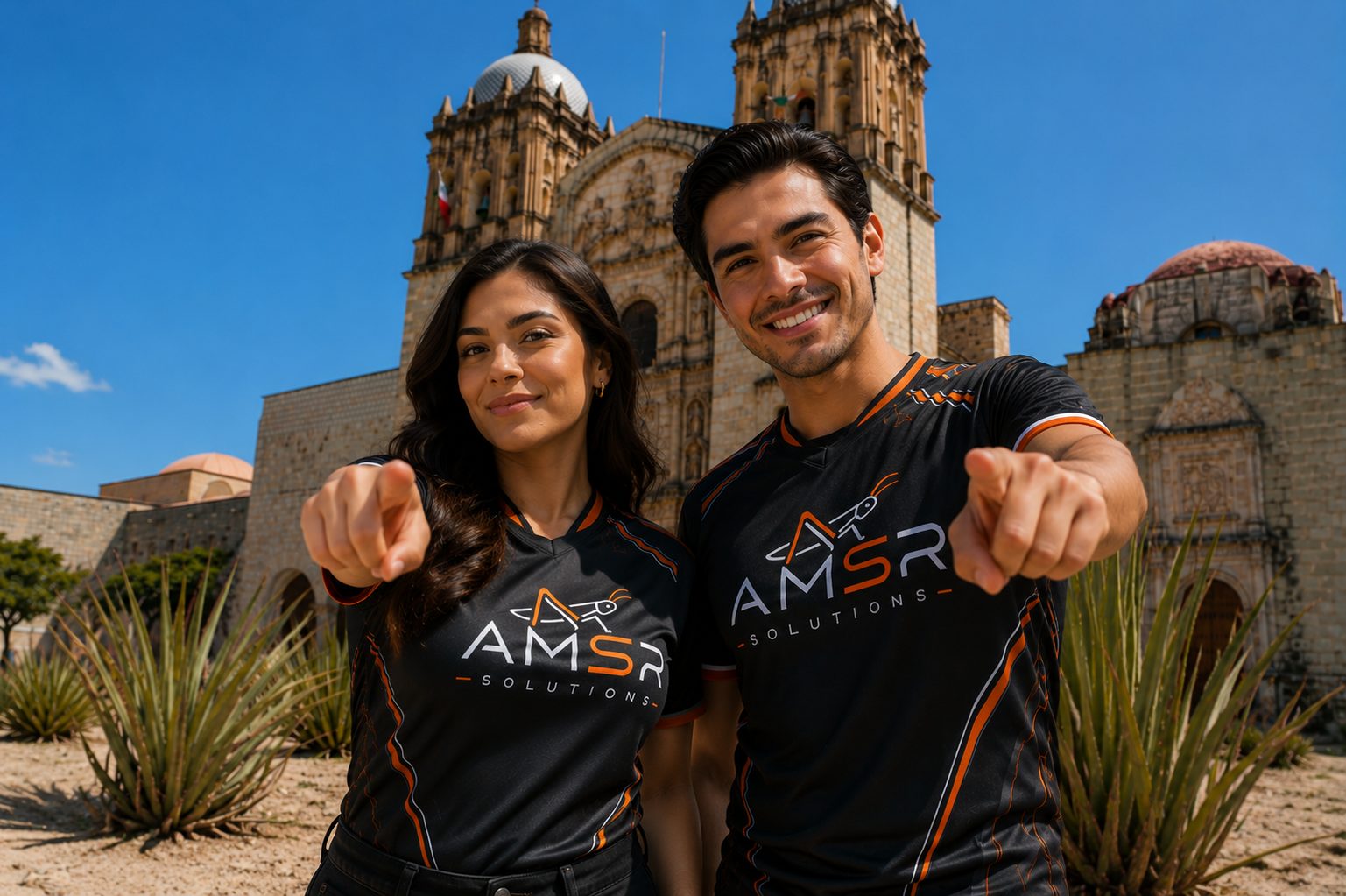 Dos personas con playeras de AMSR Solutions frente a la Catedral de Santo Domingo, Oaxaca