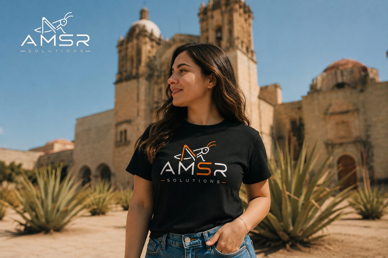 Mujer con playera negra de AMSR Solutions en el centro de Oaxaca