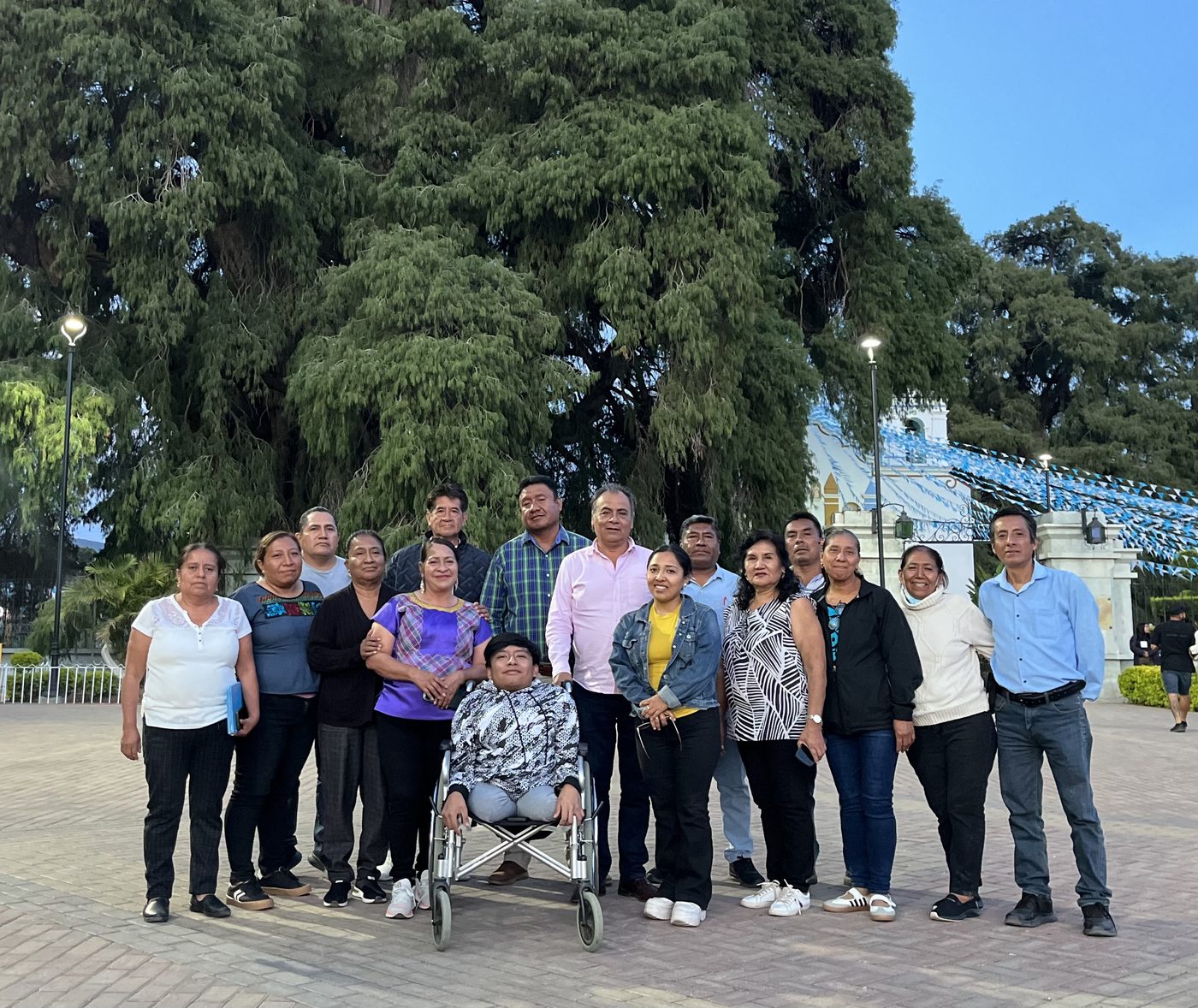 Grupo de personas en una presentación comunitaria del proyecto Ruedas Libres en Oaxaca