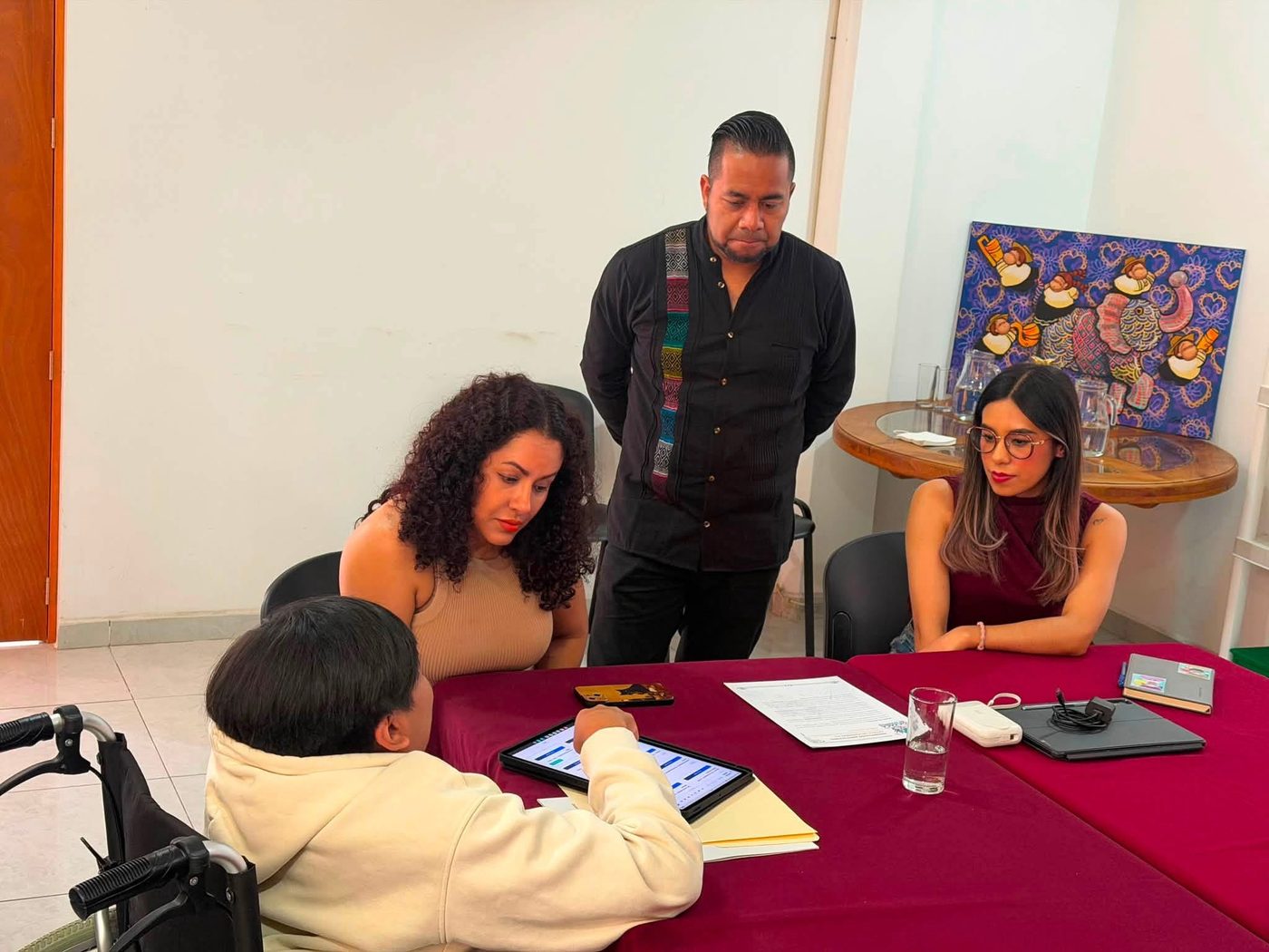 Reunión de trabajo revisando el proyecto Ruedas Libres