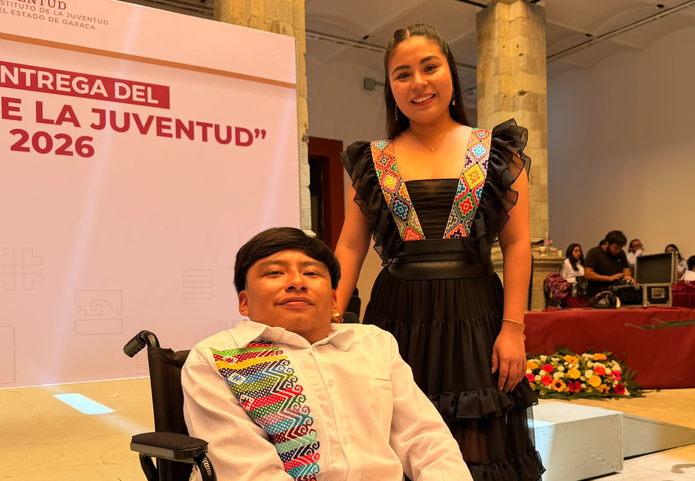 Representantes de Ruedas Libres posando en la ceremonia de premiación