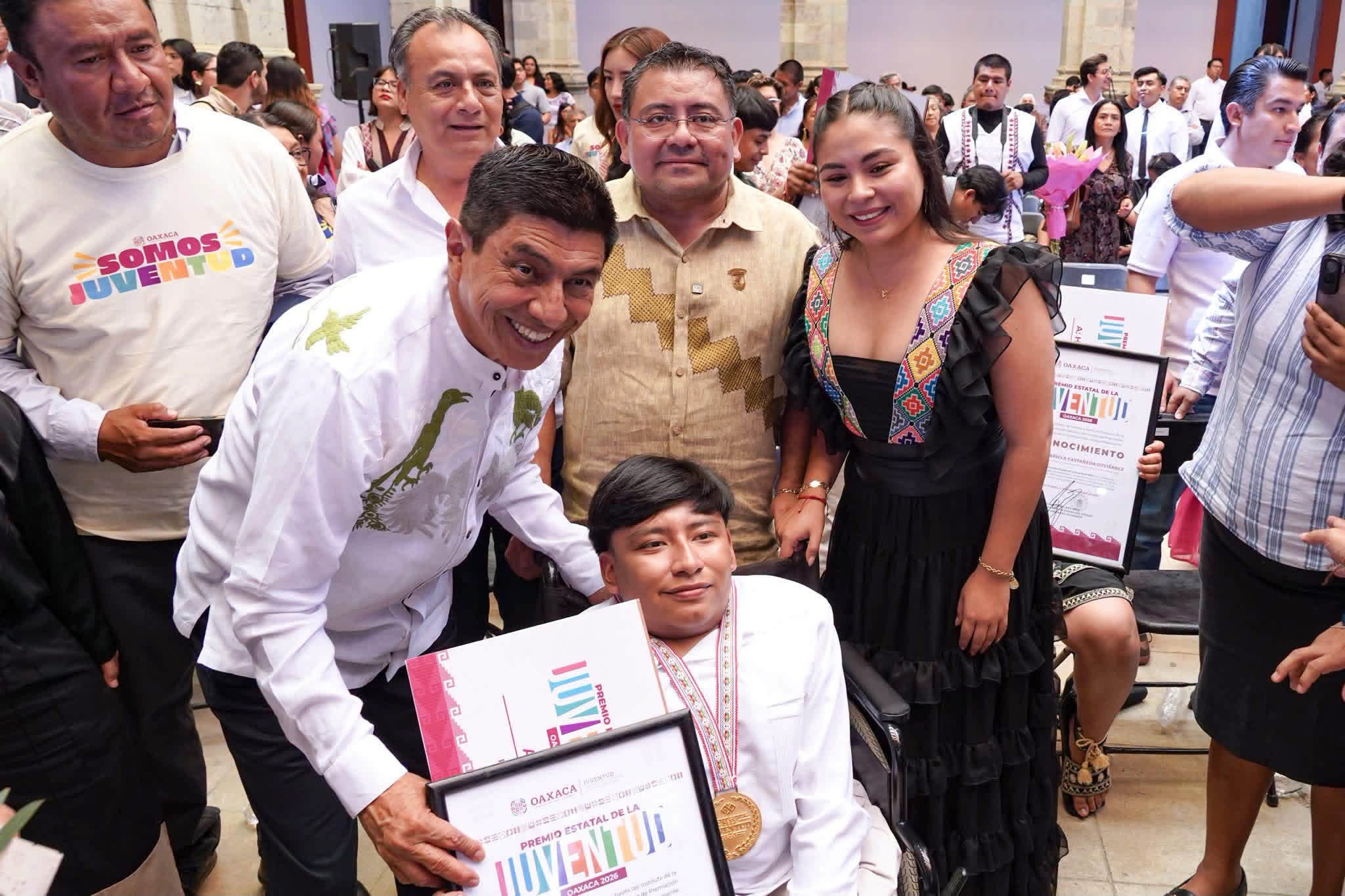 Equipo de Ruedas Libres en el escenario durante la ceremonia de premiación