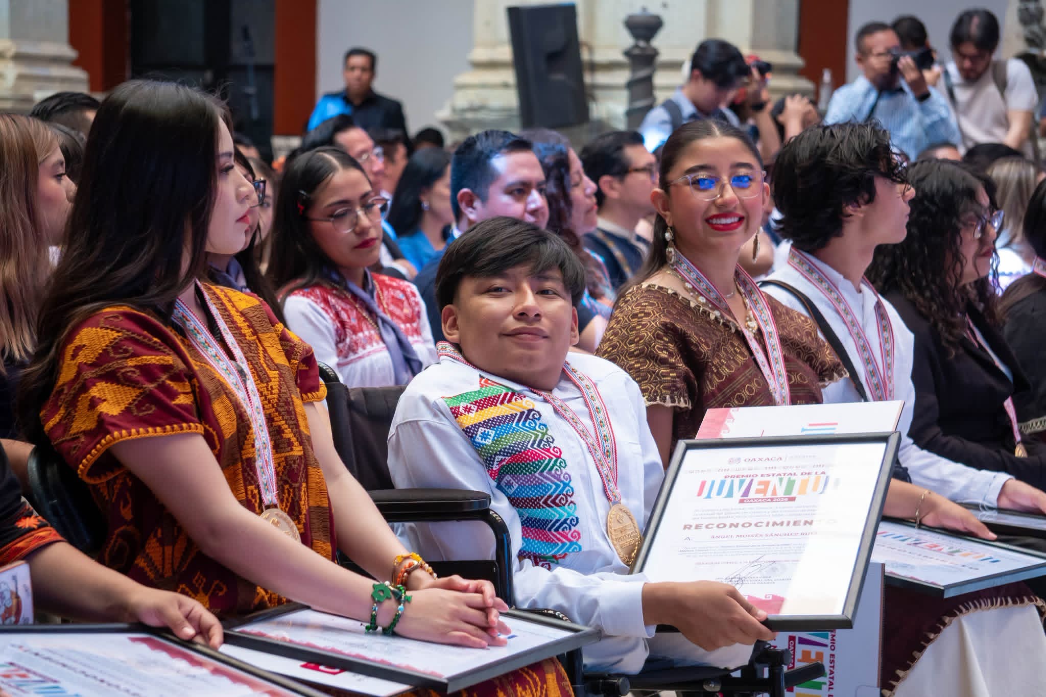 Jóvenes premiados en la ceremonia, con sus reconocimientos del Premio Estatal de la Juventud Oaxaca 2026