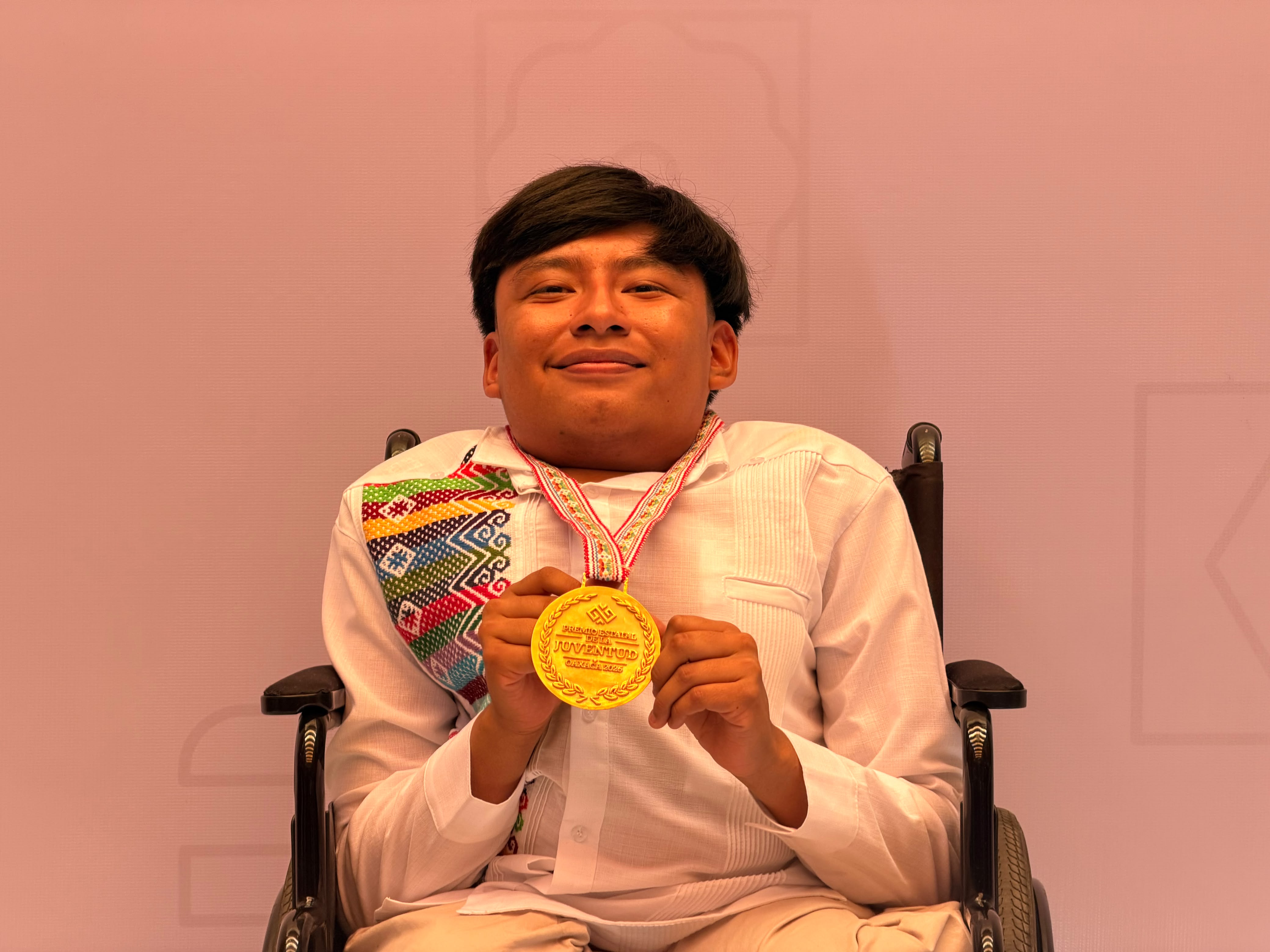 Retrato del equipo de Ruedas Libres durante el evento del Premio Estatal de la Juventud