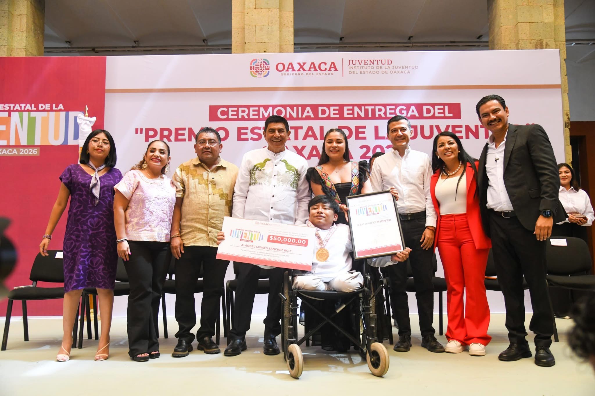 Integrante de Ruedas Libres mostrando la medalla del Premio Estatal de la Juventud Oaxaca 2026